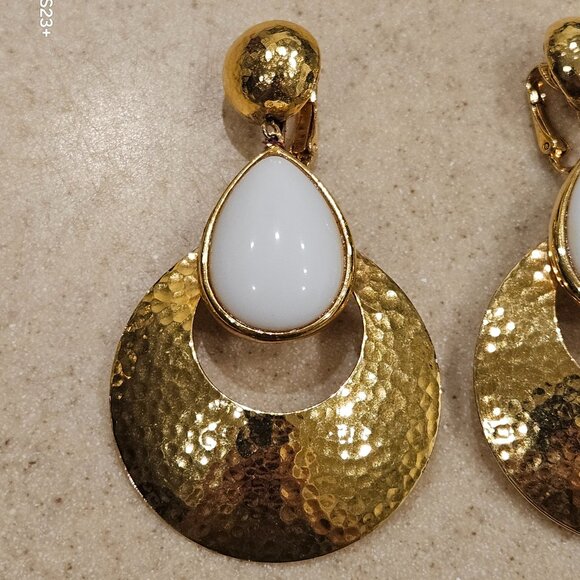 STATEMENT JOSE MARIA BARRERA WHITE HAMMERED GOLD DROP DANGLE CHANDELIER EARRINGS - Picture 2 of 11